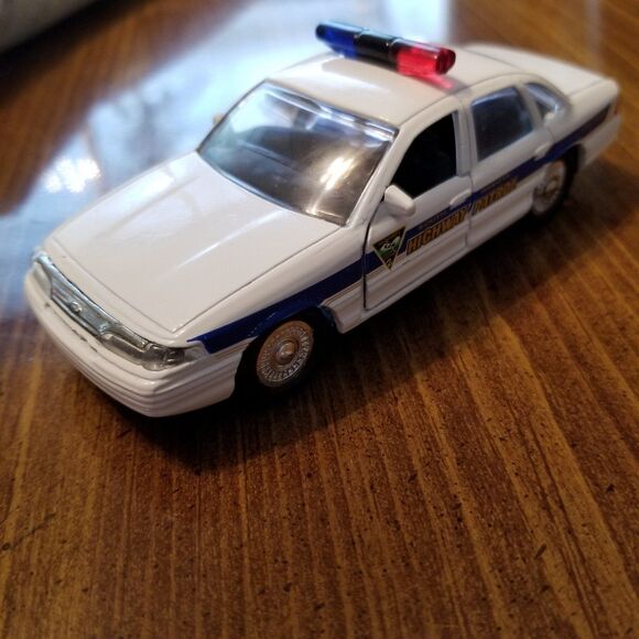 South Dakota Highway Patrol Road Champs die cast police car 1:43 scale - Picture 2 of 8